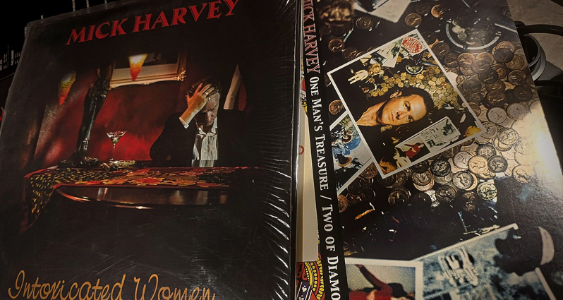 Mick Harvey: Onde redenção, fé e vícios se escutam num disco de vinil.