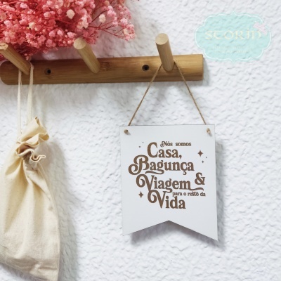 Bandeirola "Casa, Bagunça e Viagem"