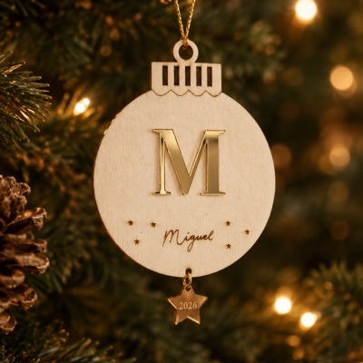 Bola de Natal personalizada em madeira com inicial dourada, nome e estrela com o ano