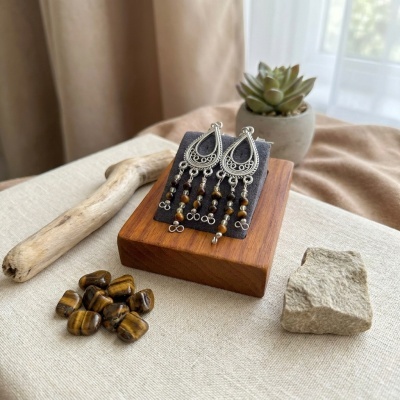 Brincos em Aço Inoxidável com Olho de Tigre – Elegância Artesanal