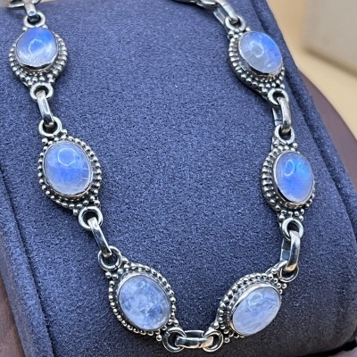 Pulseira Oval com Pedra da Lua em Prata Esterlina 925 - Brilho Lunar