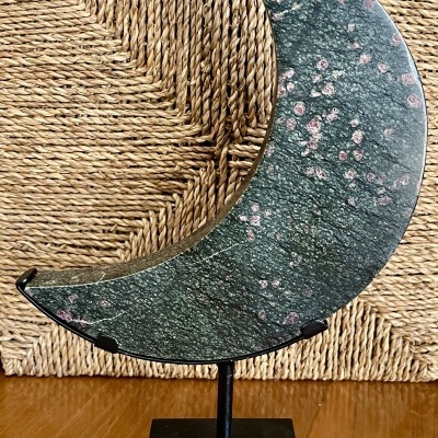 Zoisite com Rubi – forma Lua Crescente, em suporte personalizado