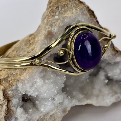 Pulseira de Bronze com Cabochon de Ametista - Estilo e Beleza Natural