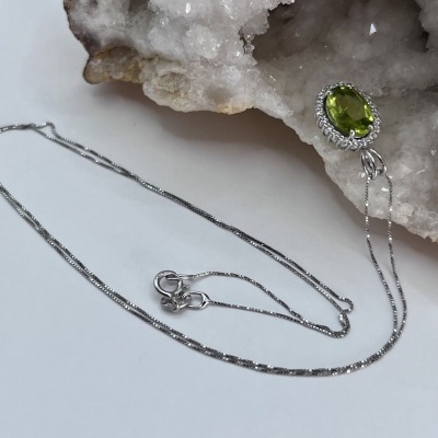 Colar em Ouro Branco 18Kt com Diamantes e Ametista Verde - Elegância Atemporal