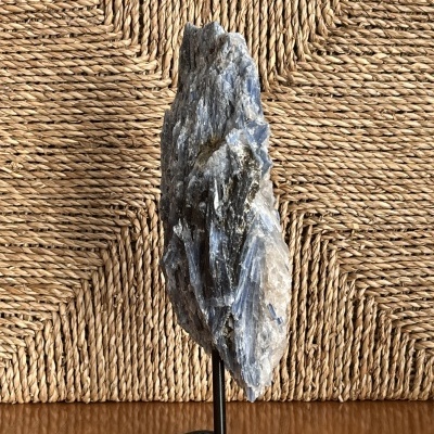 Cristal de Cianita Azul Natural em Suporte Metálico – Peça Decorativa e de Coleção