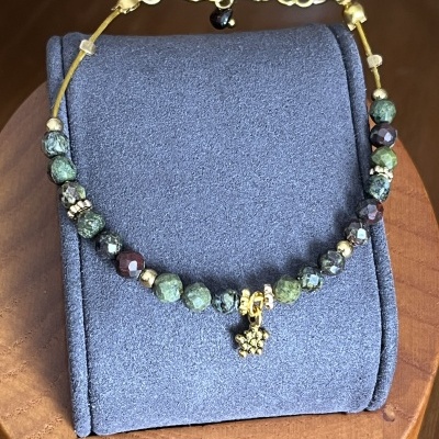 Pulseira em Aço Dourado com Pedra Sangue de Dragão Natural