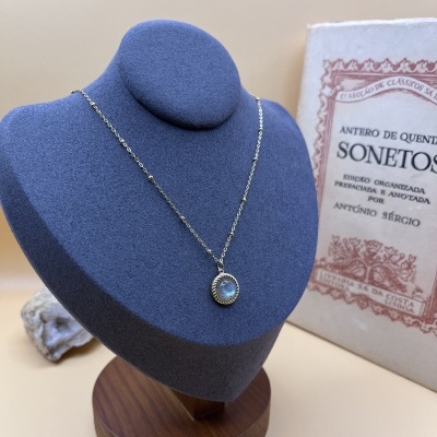 Colar Dourado em Aço Inoxidável com Labradorite - Elegância e Energia Natural