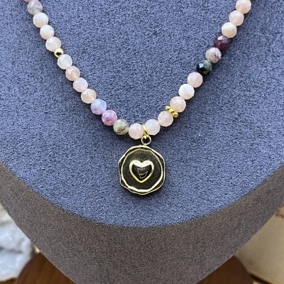 Colar em Aço Dourado com Pedra Sunstone, Turmalina Rosa e Pingente em Forma de Coração