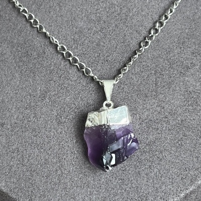 Colar em Aço Inoxidável com Pendente de Ametista Natural Bruta