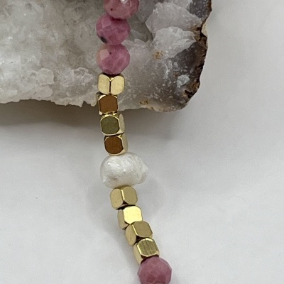 Colar de Aço Inoxidável com Turmalina Rosa e Pérolas Naturais - Sofisticação Delicada