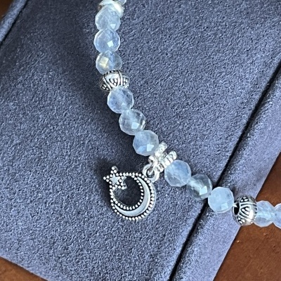 Pulseira em Aço Inoxidável com Pedra da Lua e Pingente Lua Estrela