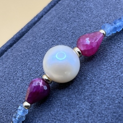 Pulseira em Ouro Amarelo 18K com Pérola Akoya, Safira Azul, Rubi e Água-Marinha