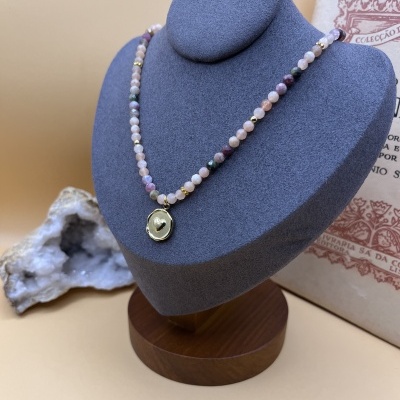 Colar em Aço Dourado com Pedra Sunstone, Turmalina Rosa e Pingente em Forma de Coração