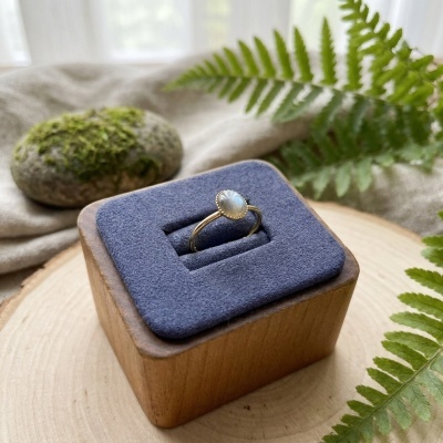 Anel Fino Banhado a Ouro 18k com Labradorite - Ajustável e Minimalista