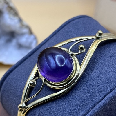 Pulseira de Bronze com Cabochon de Ametista - Estilo e Beleza Natural