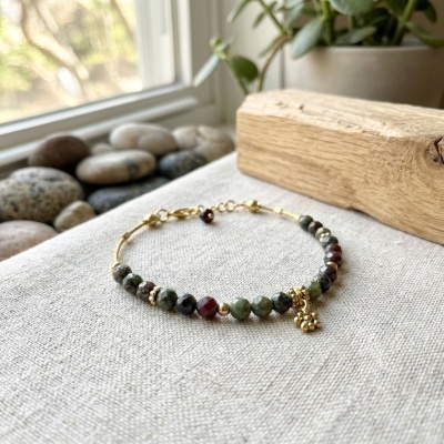 Pulseira em Aço Dourado com Pedra Sangue de Dragão Natural