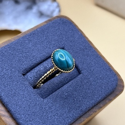 Anel Torcido Banhado a Ouro com Malaquita - Ajustável, Natural e Sofisticado