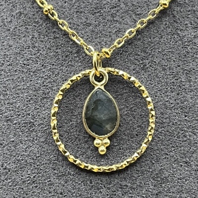 Colar Clementina: Elegância com Labradorite