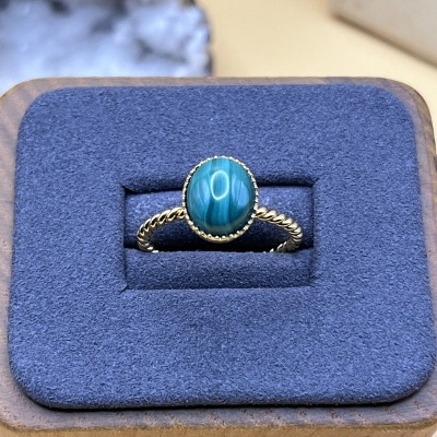 Anel Torcido Banhado a Ouro com Malaquita - Ajustável, Natural e Sofisticado