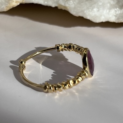 Anel Banhado a Ouro com Turmalina Rosa - Ajustável e Sofisticado