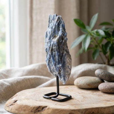 Cristal de Cianita Azul Natural em Suporte Metálico – Peça Decorativa e de Coleção