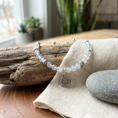 Pulseira em Aço Inoxidável com Pedra da Lua e Pingente Lua Estrela