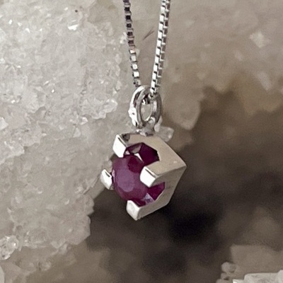 Colar com Pingente de Rubi em Ouro Branco 18Kt - Elegância Refinada