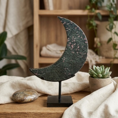 Zoisite com Rubi – forma Lua Crescente, em suporte personalizado