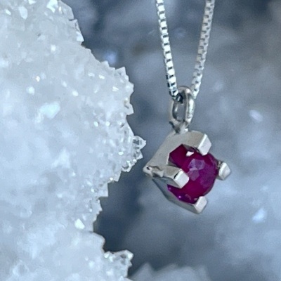 Colar com Pingente de Rubi em Ouro Branco 18Kt - Elegância Refinada