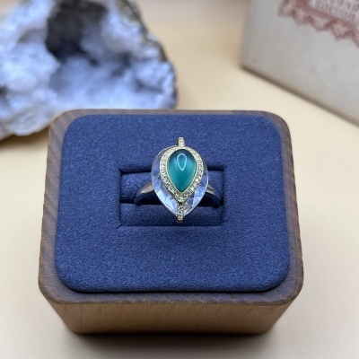 Anel de Prata com Quartzo Claro e Ônix Verde - Luxo e Elegância