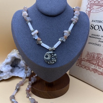 Colar Longo Artesanal em Aço Inox com Pedra do Sol e Quartzo Rosa