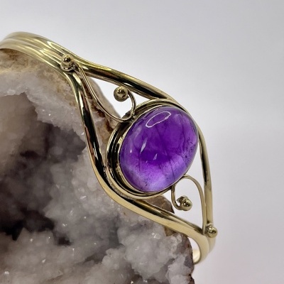 Pulseira de Bronze com Cabochon de Ametista - Estilo e Beleza Natural