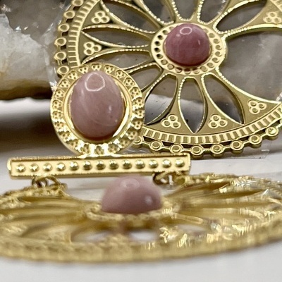 Brincos de Aço Inoxidável com Roseta e Cabochões Rosa Nude - Delicadeza e Elegância Natural