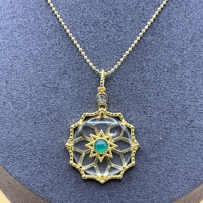 Colar Dourado com Flor de Quartzo e Ônix Verde - Elegância e Sofisticação