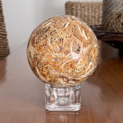 Esfera Natural de Calcita de Mel com Fragmentos de Amazonita – 1,32 kg