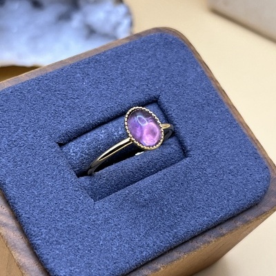 Anel Oval Ajustável Banhado a Ouro com Ametista Natural - Elegante e Versátil