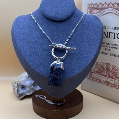 Colar com pingente de Turmalina Bruta em Banho de Prata - Força Natural