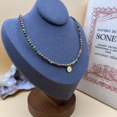 Colar em Aço Inoxidável com Unakite e Flor Dourada - Elegância Natural e Harmonia