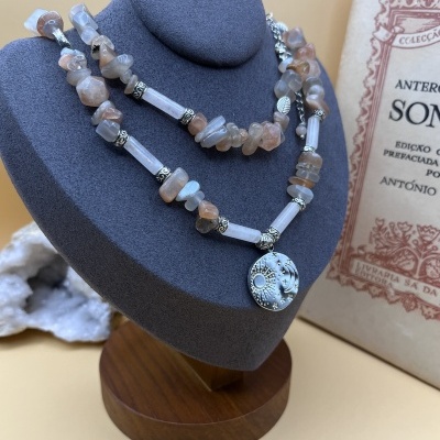 Colar Longo Artesanal em Aço Inox com Pedra do Sol e Quartzo Rosa