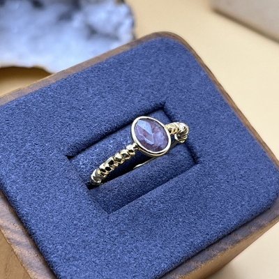 Anel Banhado a Ouro com Turmalina Rosa - Ajustável e Sofisticado