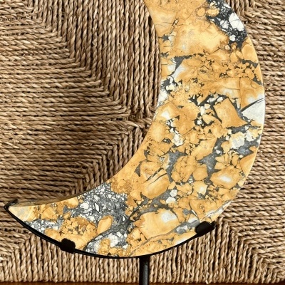 Jaspe Maligano Amarelo – Lua Crescente, em suporte metálico personalizado