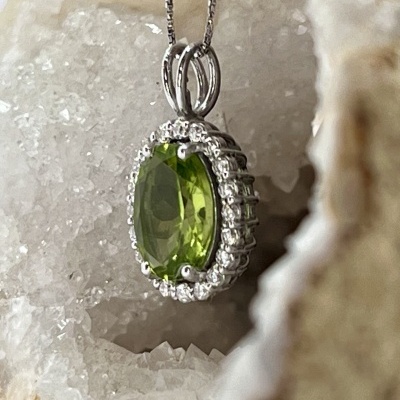 Colar em Ouro Branco 18Kt com Diamantes e Ametista Verde - Elegância Atemporal