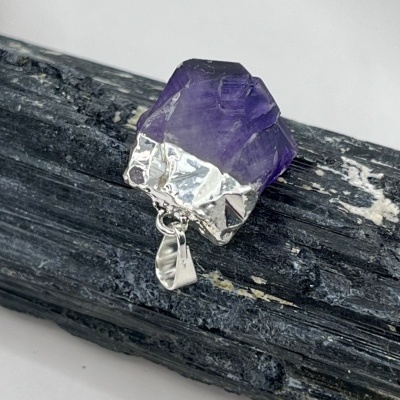 Pingente de Ponta de Ametista Bruta Banhada a Prata