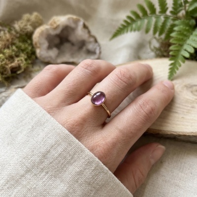 Anel Oval Ajustável Banhado a Ouro com Ametista Natural - Elegante e Versátil