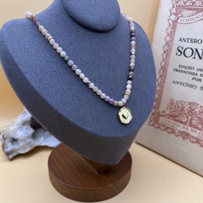 Colar em Aço Dourado com Pedra Sunstone, Turmalina Rosa e Pingente em Forma de Coração