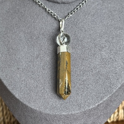 Colar em Aço Inoxidável com Pendente em Olho de Tigre e Quartzo