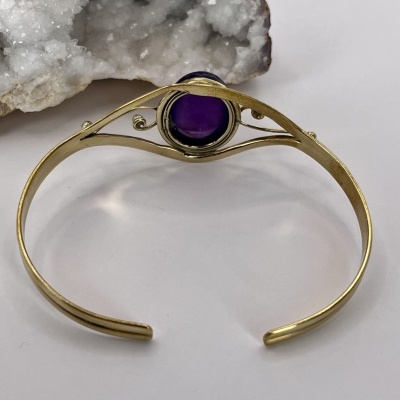 Pulseira de Bronze com Cabochon de Ametista - Estilo e Beleza Natural