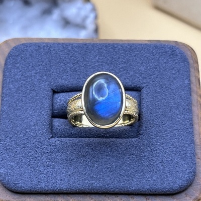 Anel Dourado com Labradorita - Ajustável e Sofisticado