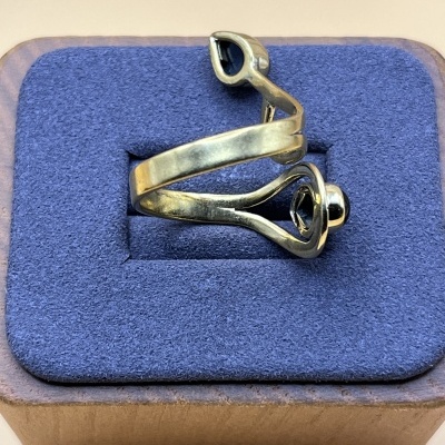 Anel Ajustável em Bronze com Pedra Onyx - Elegância, Estilo e Conforto