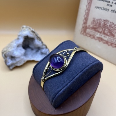 Pulseira de Bronze com Cabochon de Ametista - Estilo e Beleza Natural